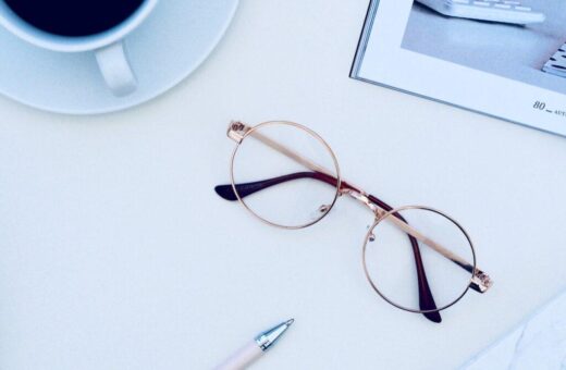 glasses_regulation_desk