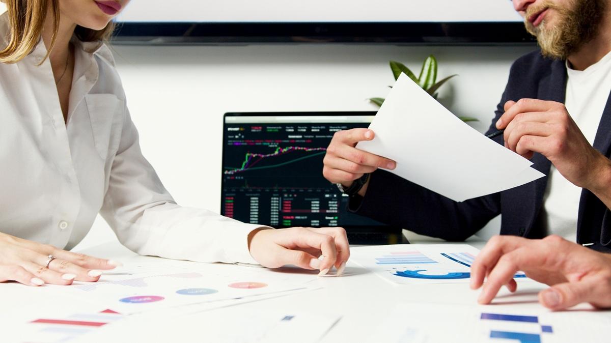 CFD Brokers vs Prop Firms: Why the Same Marketing Strategy Fails